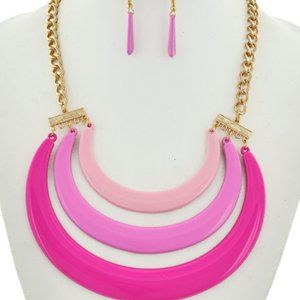 GOLD TONE & PINK STATEMENT NECKLACE SET